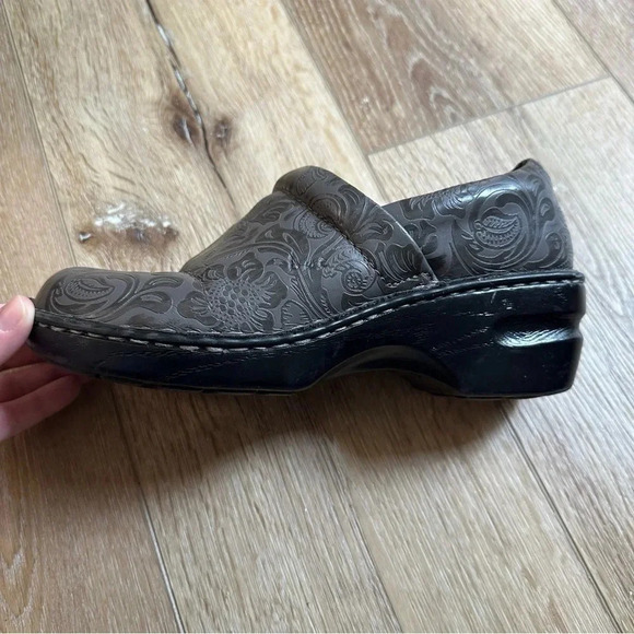 B.O.C. Born Concepts Peggy Grey Slip On Western Embossed Clog Sz 8 GUC - Picture 12 of 14